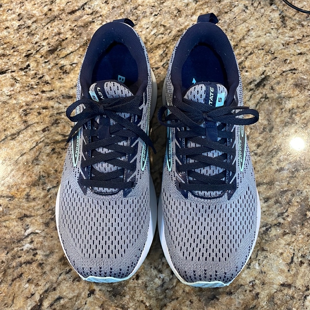 Brooks Levitate 5 women’s tennis shoe